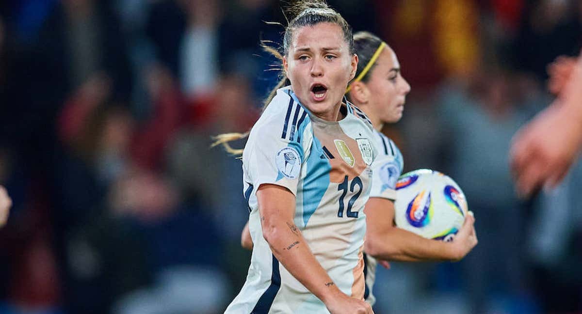 Claudia Pina, jugadora de la Selección, celebra su gol ante Bélgica en el partido de la Nations League en el estadio Ciutat de Valencia. /RFEF