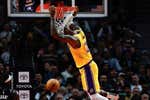 LeBron James y los Lakers, sin Doncic, recuperan la sonrisa