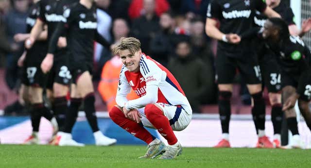 El Arsenal complica su caza al líder Liverpool