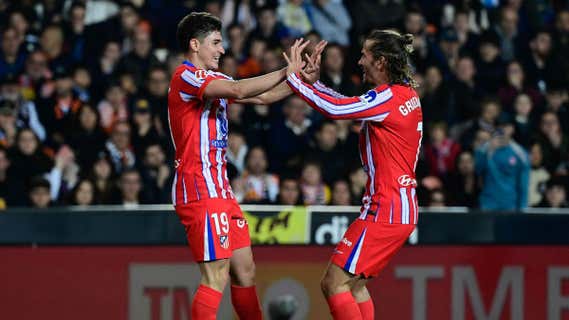 Julián Alvarez y Griezmann después del primer gol del argentino al Valencia. /AFP