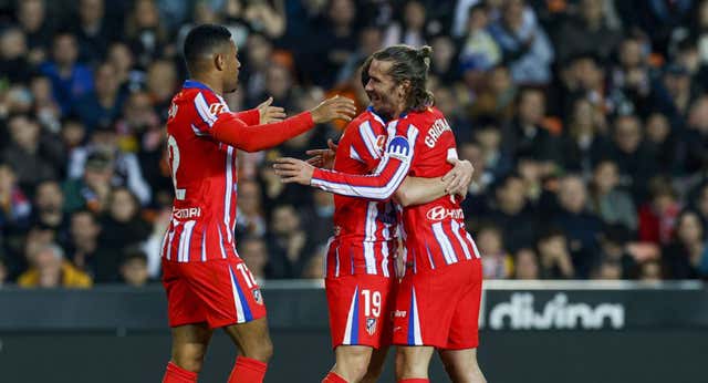 Griezmann y Julián Álvarez hacen de Mestalla su campo de pruebas antes de medirse a Barça y Madrid