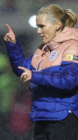 Sarina Wiegman. R