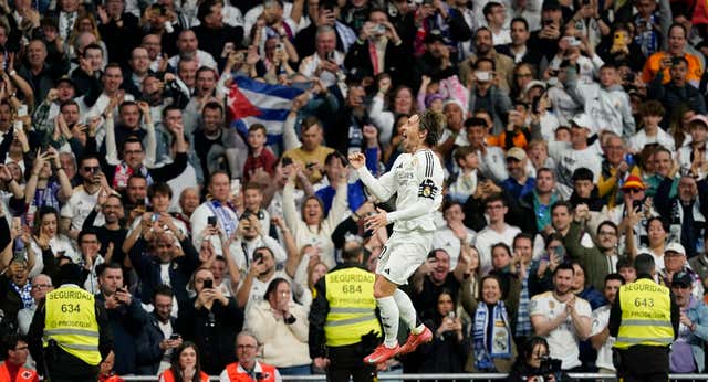 Modric tumba al Girona y hace que el Bernabéu cambie los pitos por una emocionante ovación