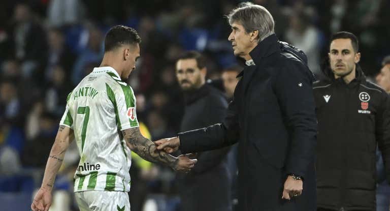 Antony se retira del campo tras ser expulsado.