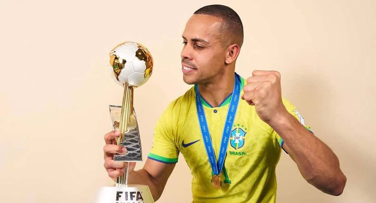 Ferrao posa con la Copa del Mundo lograda por Brasil ante Argentina en Uzbekistán 2024. /CBF