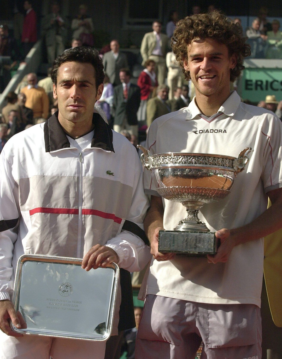 Gustavo Kuerten, con la copa de campeón de Roland Garros 2001, tras vencer en la final a Corretja.  EFE/PACO CAMPOS