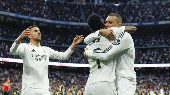 Mbappé abraza a Vinicius tras su gol al Girona. /EFE
