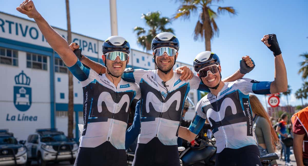 Jon Barrenetxea, Jorge Arcas y Enric Mas celebran la victoria del primero de ellos en la Vuelta a Andalucía./Movistar Team