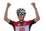 Pogacar arrasa en un UAE Tour que aúpa a Pello Bilbao y al Movistar Team
