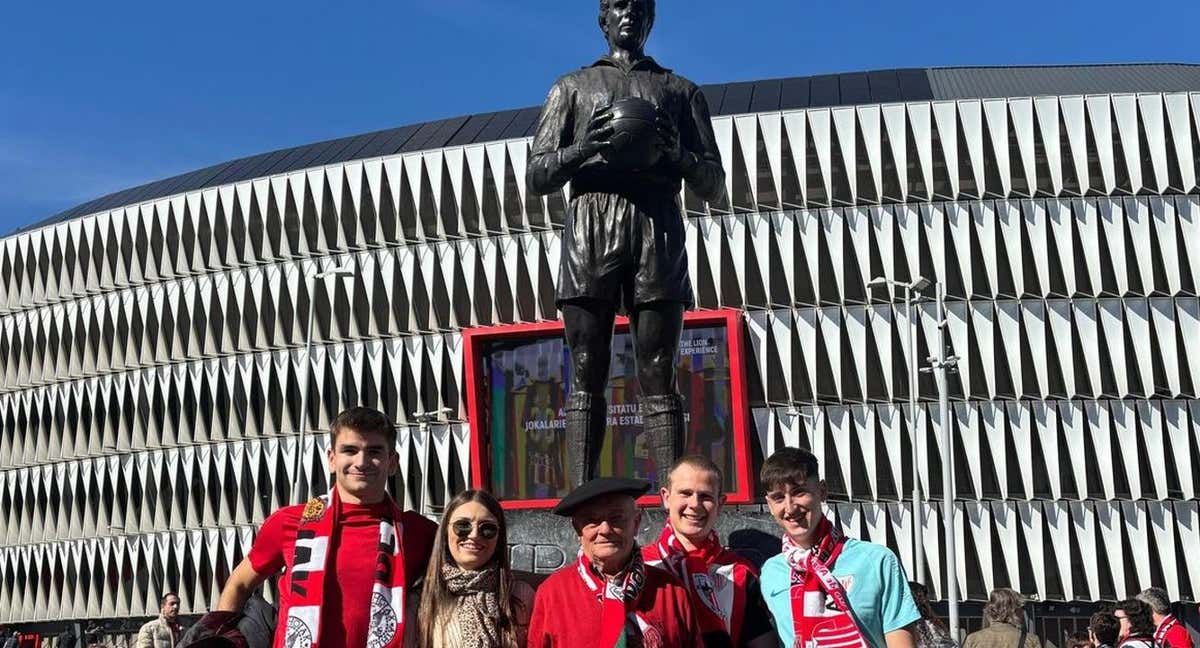 Rafael, junto a sus nietos y amigos, junto a la estatura de José Ángel Iribar./Cedida