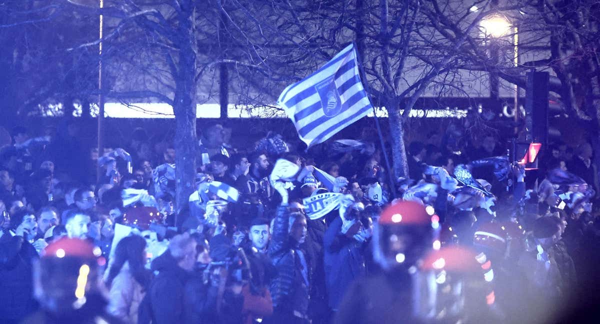 Aficionados de la Real reciben a sus jugadores en un partido de Copa contra el Mallorca. /GORKA ESTRADA