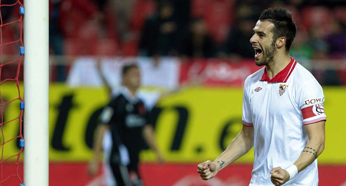 Álvaro Negredo celebra un gol con el Sevilla./Vocento