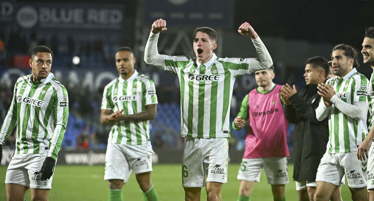 Los jugadores del Betis celebran la victoria ante el Getafe con los aficionados./EFE