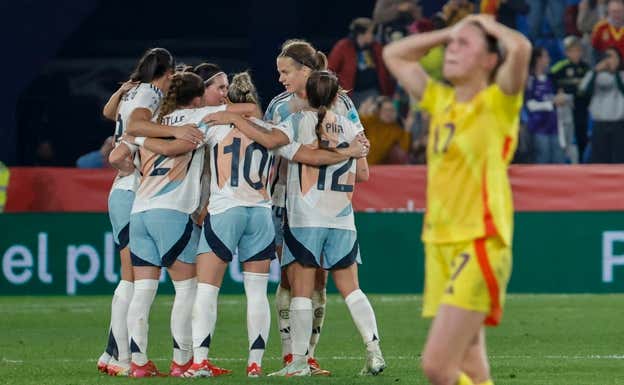 Las jugadoras de España celebrando un gol.