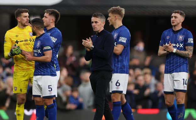 Los jugadores del Ipswich aplauden a su afición tras una derrota. REUTERS
