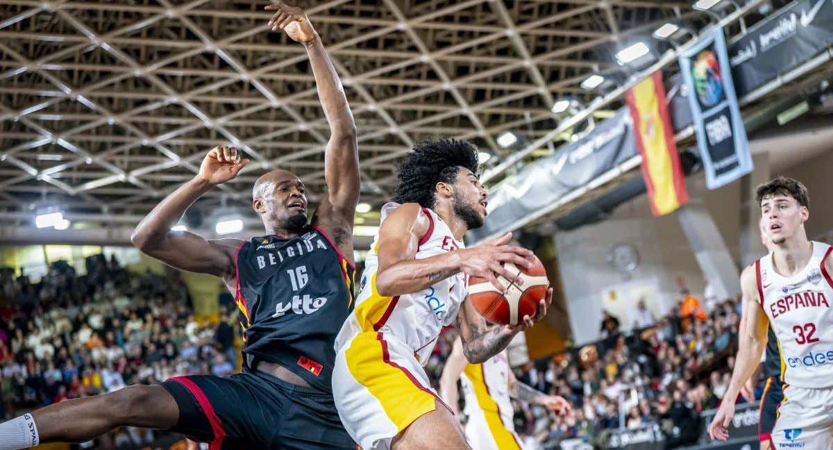 Izan Almansa, durante el partido de este domingo ante Bélgica./FIBA