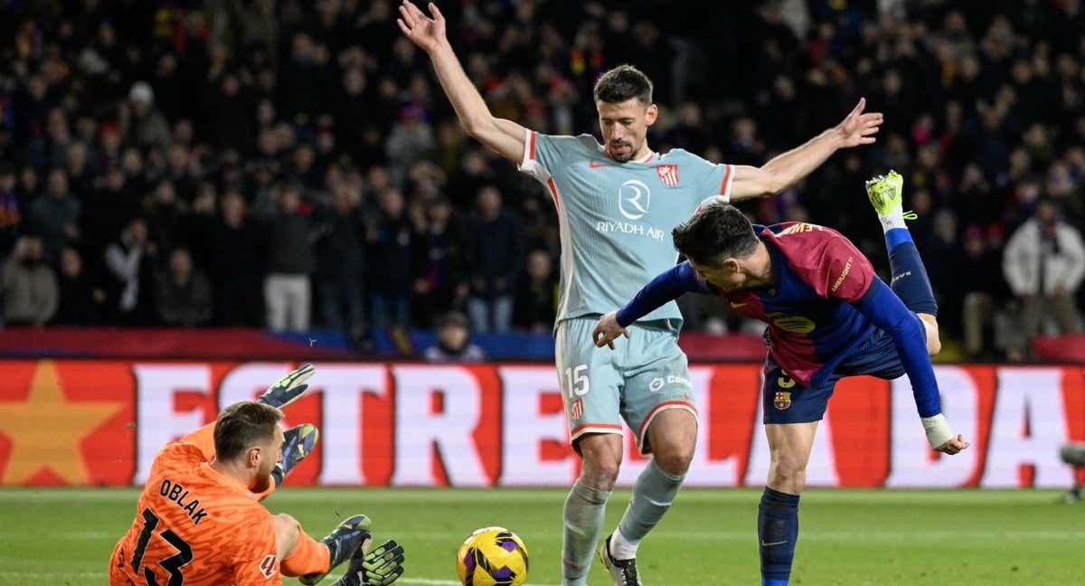 Lenglet en el partido de Liga en el Lluís Companys./AFP