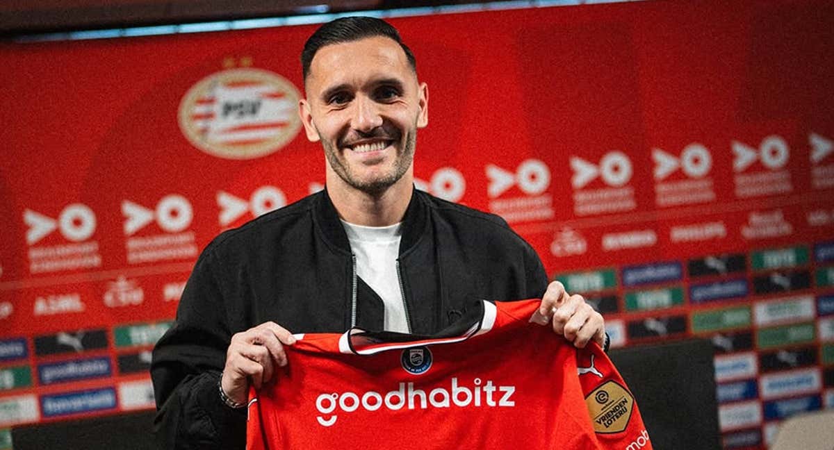 Lucas Pérez, posa con su camiseta el PSV. /INSTAGRAM