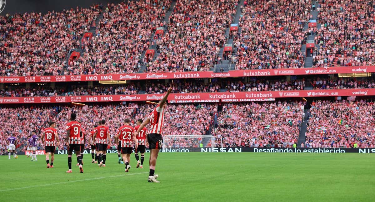 Maroan Sannadi celebra su gol en San Mamés, que vivió una jornada de nuevo marcada por la falta de animación./EFE