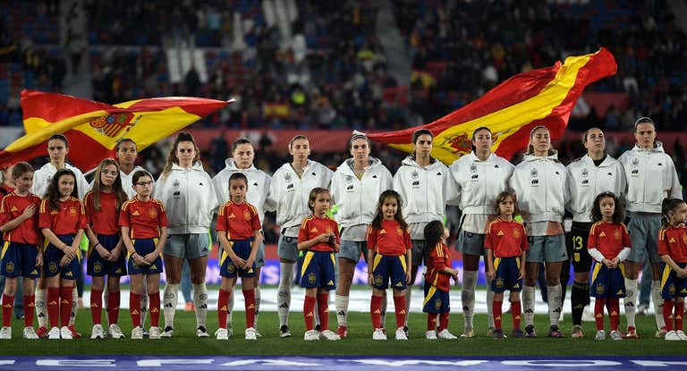 Las jugadoras de España durante el himno.