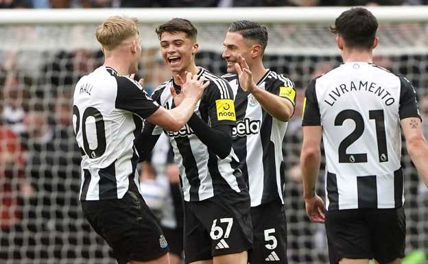 Los jugadores del Newcastle felicitan a Miley por su gol ante el Forest. @EP.