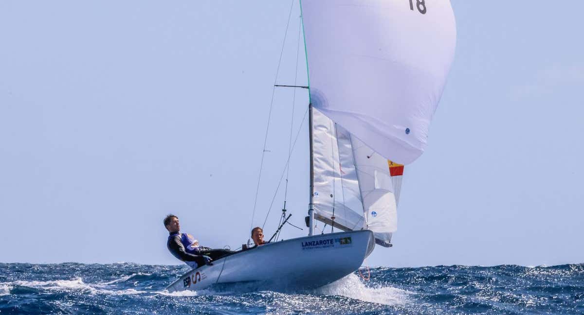 Silvia Mas y Álex Marsans navegan en Lanzarote. /SAILING ENERGY