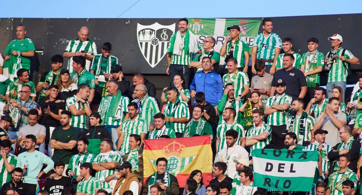 Un grupo de aficionados del Betis en un derbi en el campo del Sevilla./EP