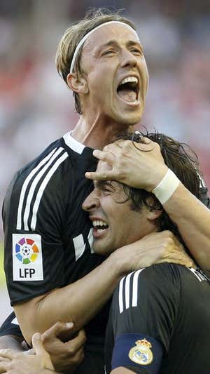 Guti celebra un gol con Raúl. Efe