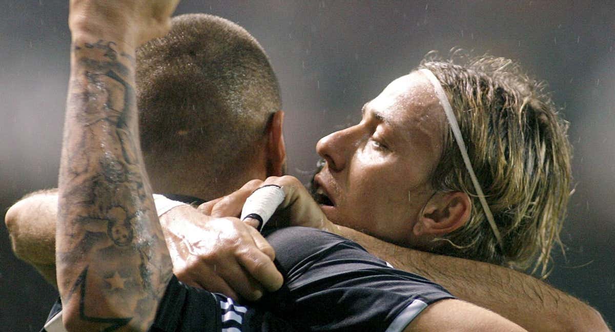 Guti y Benzema celebran un gol ante el Deportivo./Efe