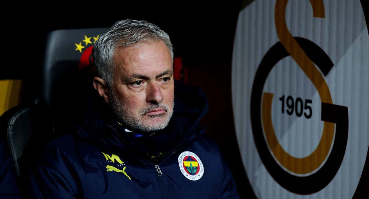 José Mourinho, en el banquillo durante el último partido ante Galatasaray./REUTERS