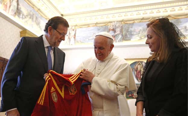 M. Rajoy entrega al papa una camiseta de la Selección española.  DIEGO CRESPO / MONCLOA