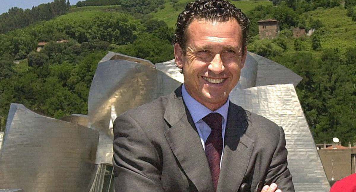 Jorge Valdano con el Museo Guggenheim de fondo./Efe