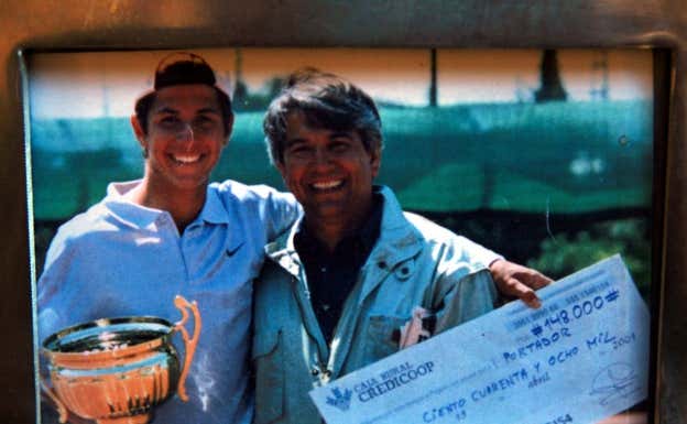 Fernando Verdasco, junto a su padre, en 2001.  Jaime García