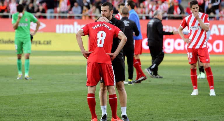 Decepción del Girona tras su derrota ante el Levante en 2019.