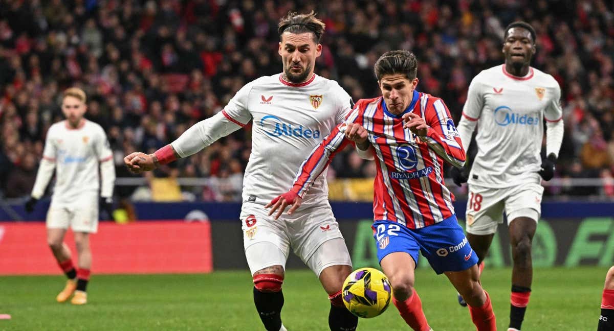 Nemanja Gudelj en un lance del Atlético-Sevilla./AFP