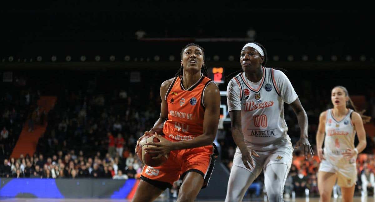 Kayla Alexander lideró a Valencia Basket en Turquía./FIBA