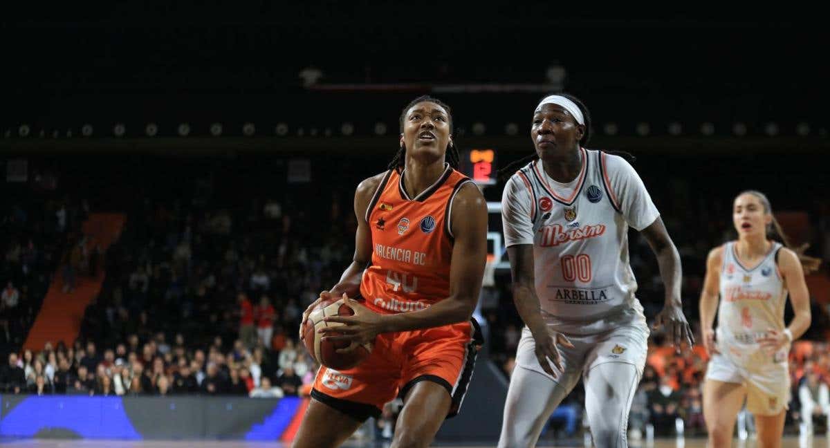 Kayla Alexander lideró a Valencia Basket en Turquía.
