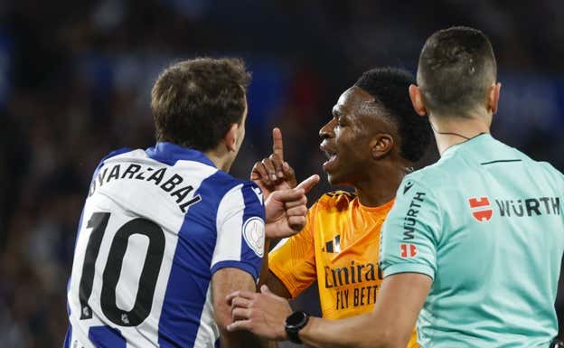 Vinicius y Oyarzabal discuten en presecia de Sánchez Martínez.  EFE