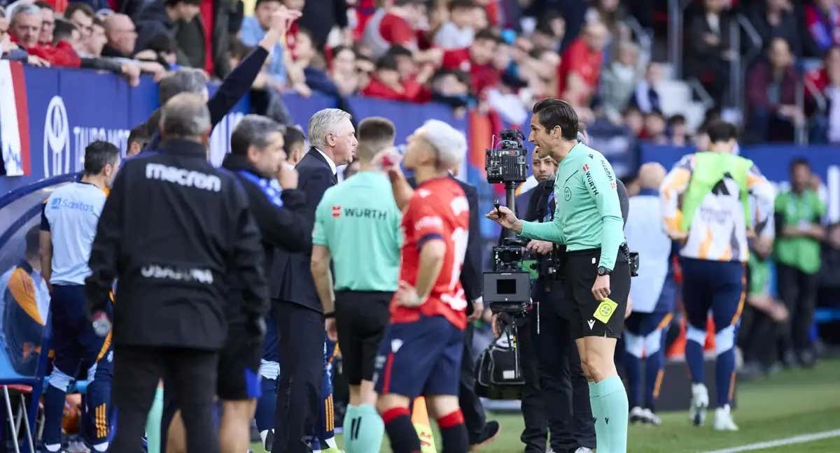 Ancelotti protesta una decisión del colegiado en el Osasuna - Real Madrid./EFE