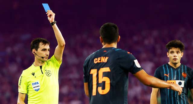 Cada año parece que todas las reglas van a cambiar… pero todavía no has visto ninguna tarjeta azul porque el fútbol no funciona así