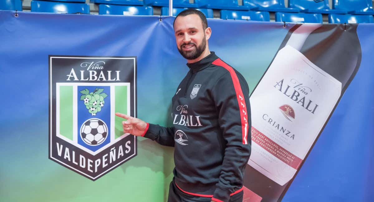 Álvaro Martínez fue presentado como nuevo entrenador del Viña Albali Valdepeñas. /AURE CAPE