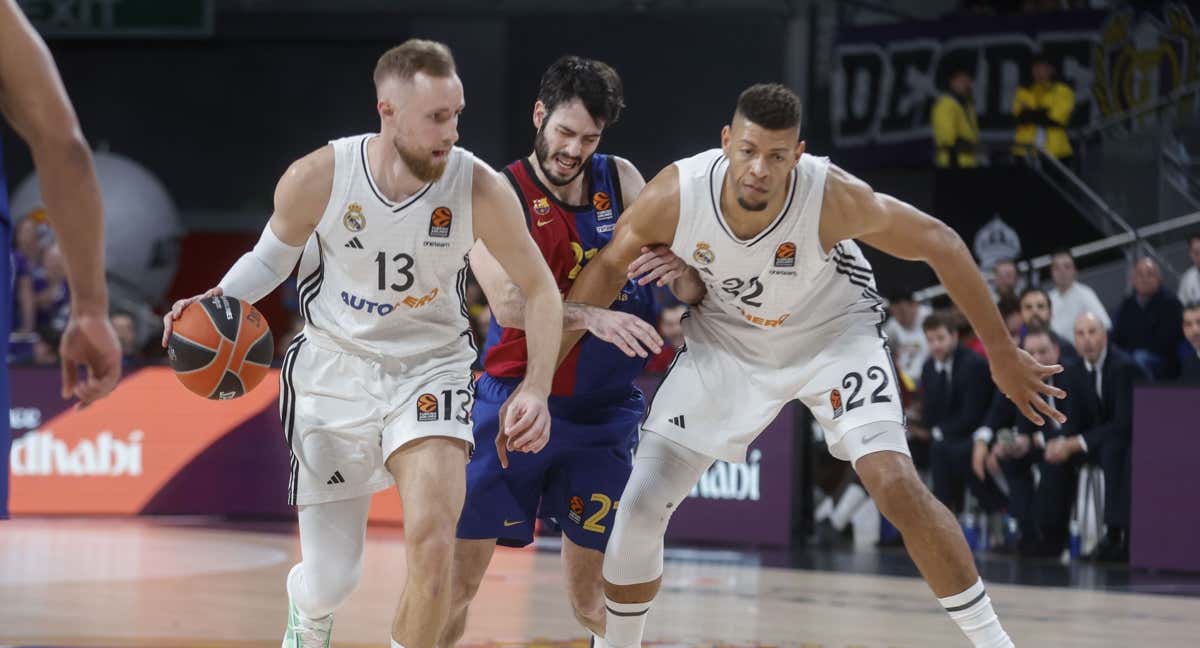 Musa, Abrines y Tavares en el Clásico./EFE