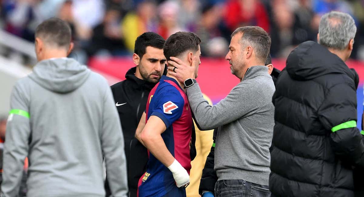 Gavi, junto a Hansi Flick, durante un encuentro de esta temporada: ante el Alavés, cuando se retiró por un golpe en la cabeza. /GETTY