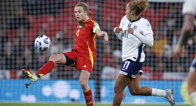 Irene Paredes le quita hierro a «salir en la foto» de los goles en contra de España: «Soy central, la delantera no va a salir…«