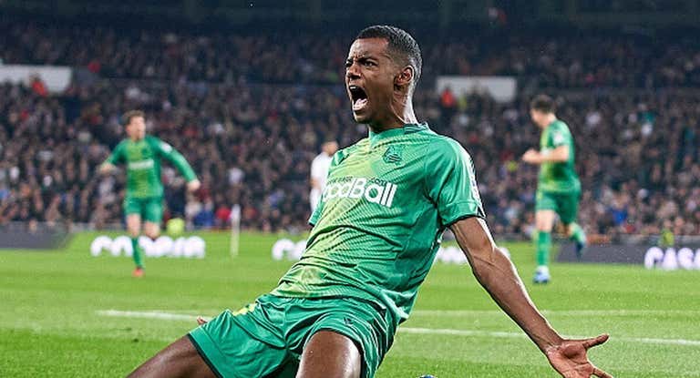 Alexander Isak celebra con rabia uno de los dos goles que marcó en el Bernabéu cuando era jugador de la Real Sociedad.