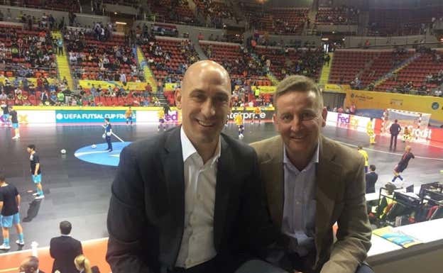 Luis Rubiales y Antonio García Plata, en una final de la UEFA Futsal Champions League.  X