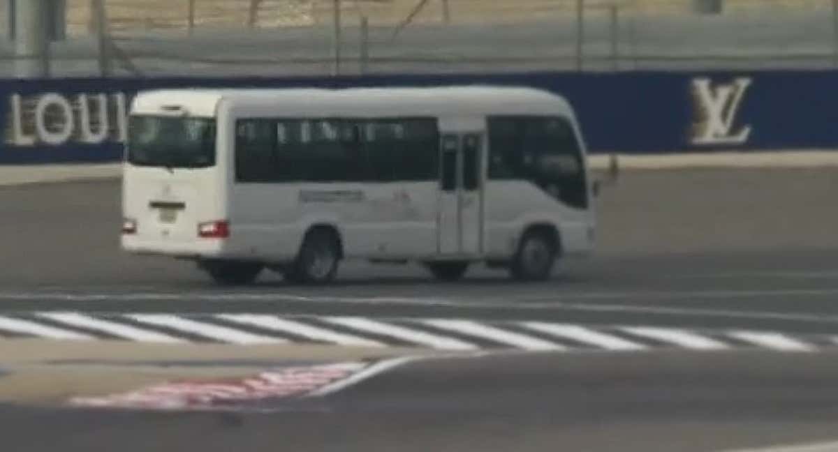 El autobús en la escapatoria de la curva 10. /Captura de F1 TV