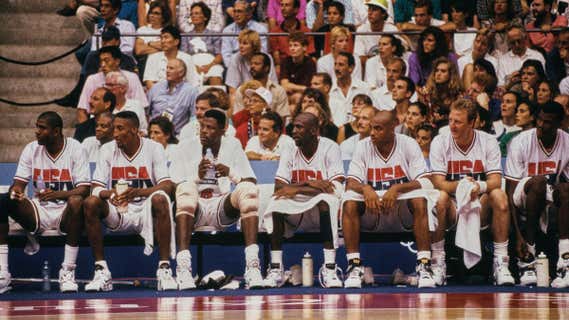 Jordan, Bird, Johnson, Pippen y compañía observan a sus compañeros durante un partido de los JJOO de Barcelona 92/Getty Images