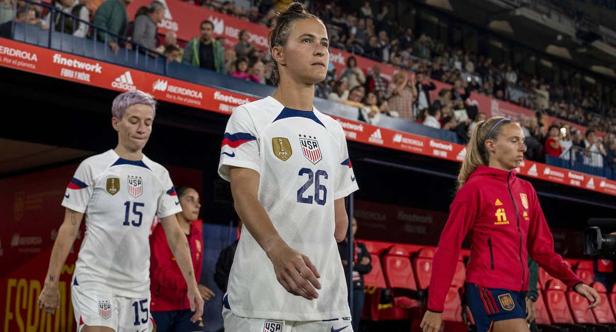 Las jugadoras de Estados Unidos y de España saltan a El Sadar. /Getty