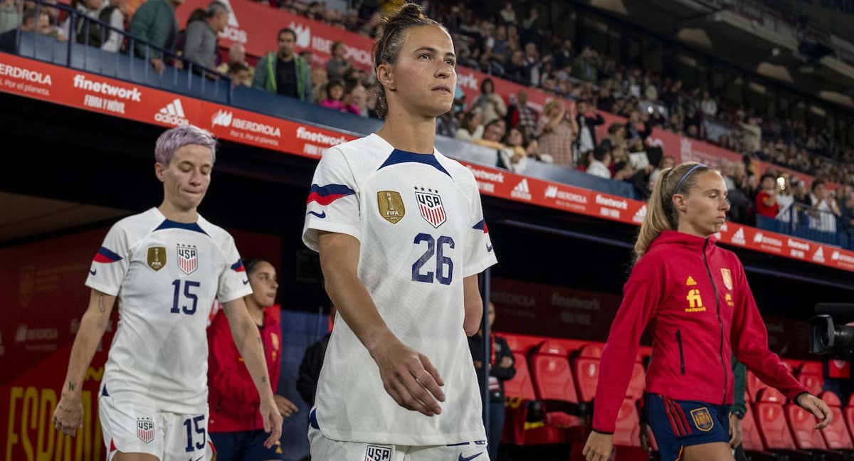 Las jugadoras de Estados Unidos y de España saltan a El Sadar.